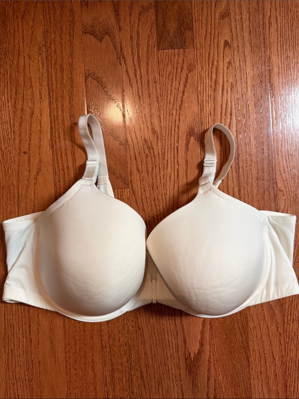Torrid underwire bra in Cream with front clasp. 44D